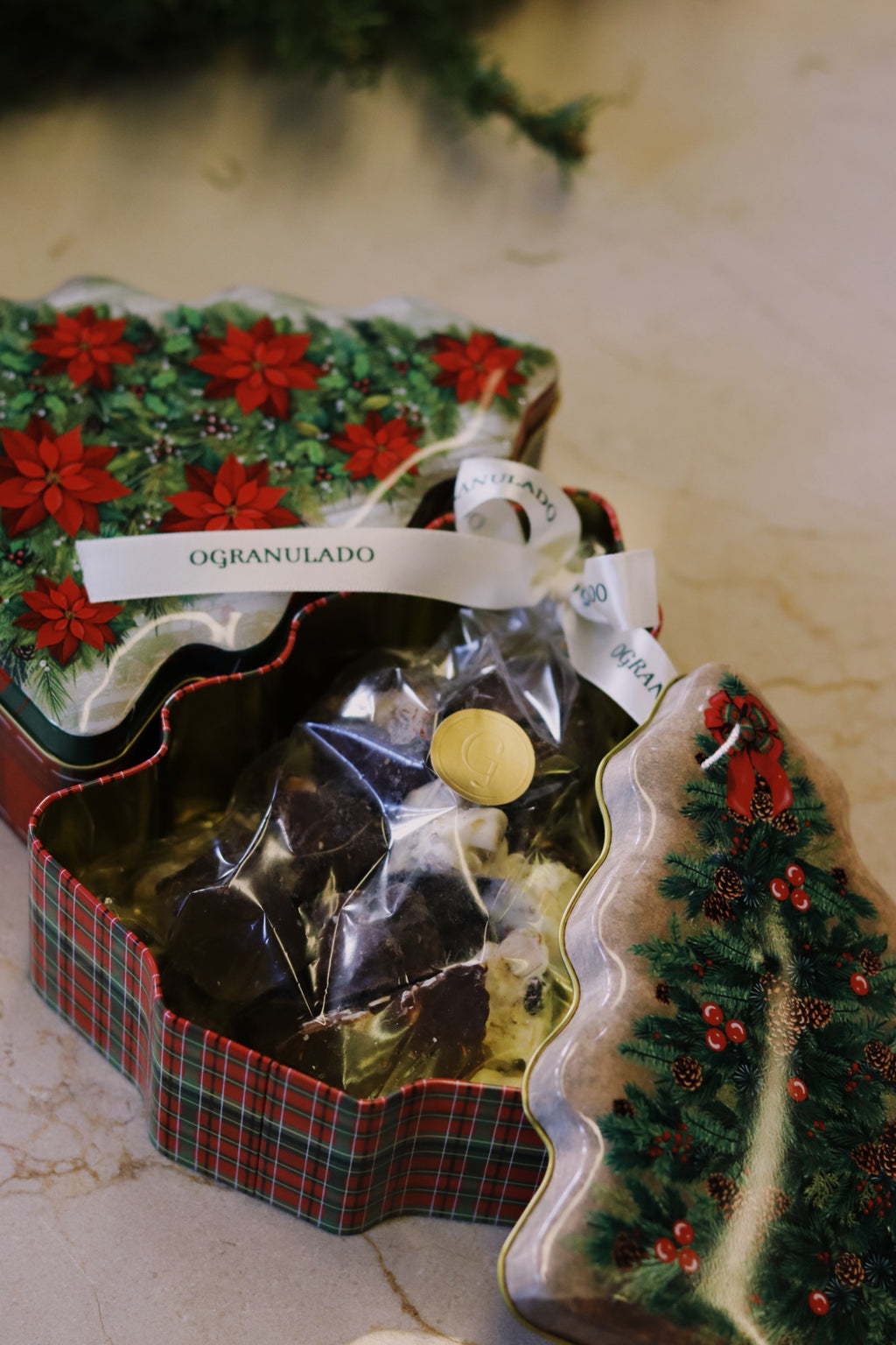 Lata árvore com chocolates