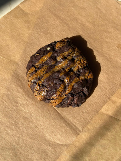 Cookie de chocolate com caramelo